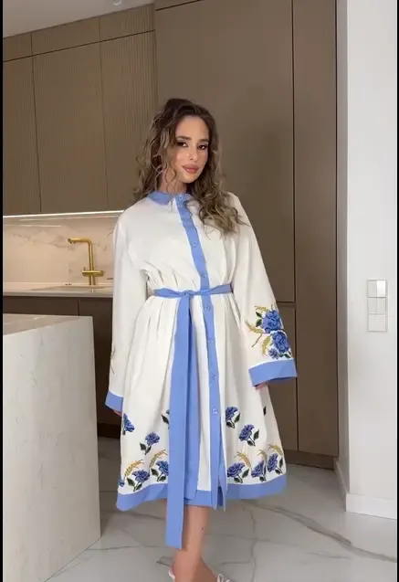 Rochie tradițională albă cu broderie albastră, cusută la mașină, din țesătură naturală