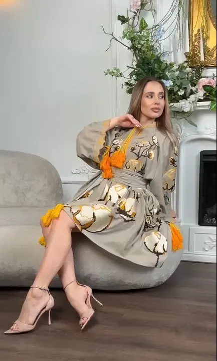 Rochie tradițională gri cu broderie florală galbenă, cusută la mașină, țesătură naturală