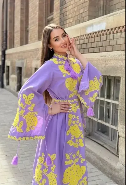 Rochie tradițională mov cu broderie galbenă, cusută la mașină, țesătură naturală