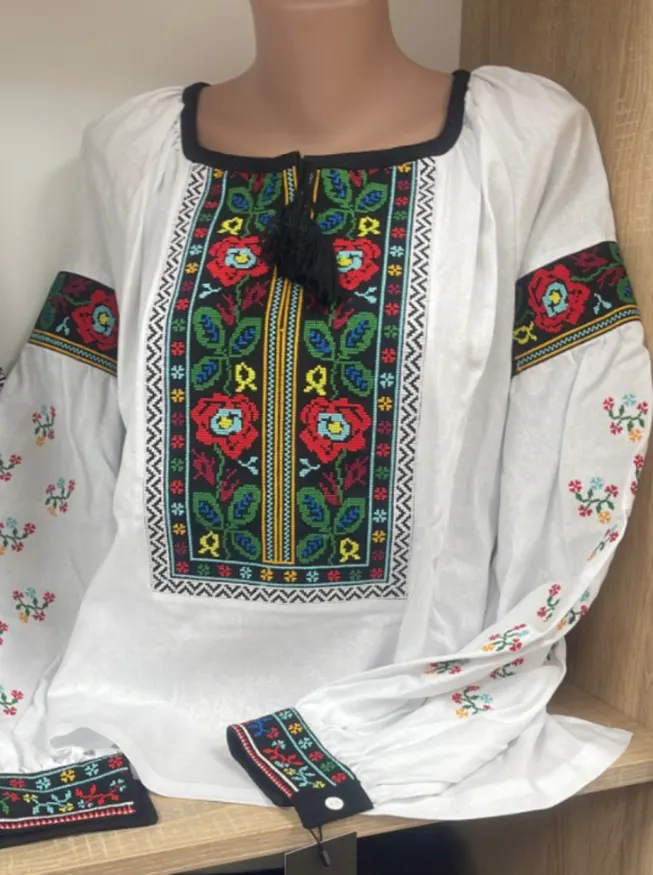 Ie tradițională damă albă cu broderie florală multicoloră