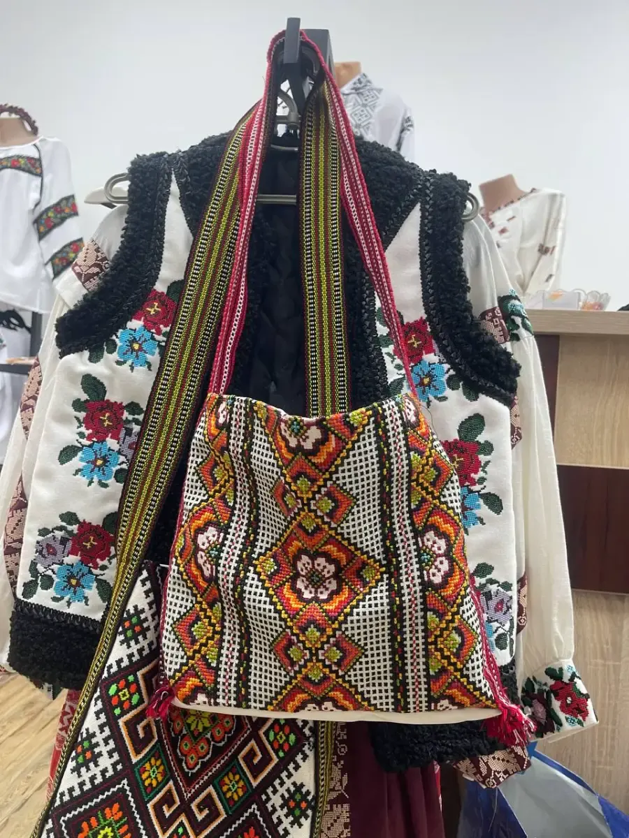 Traistă brodată manual cu motive tradiționale românești