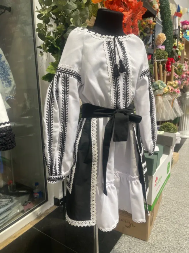 Costum popular pentru fetițe cu ie brodată alb-negru, fustă tip fotă și brâu