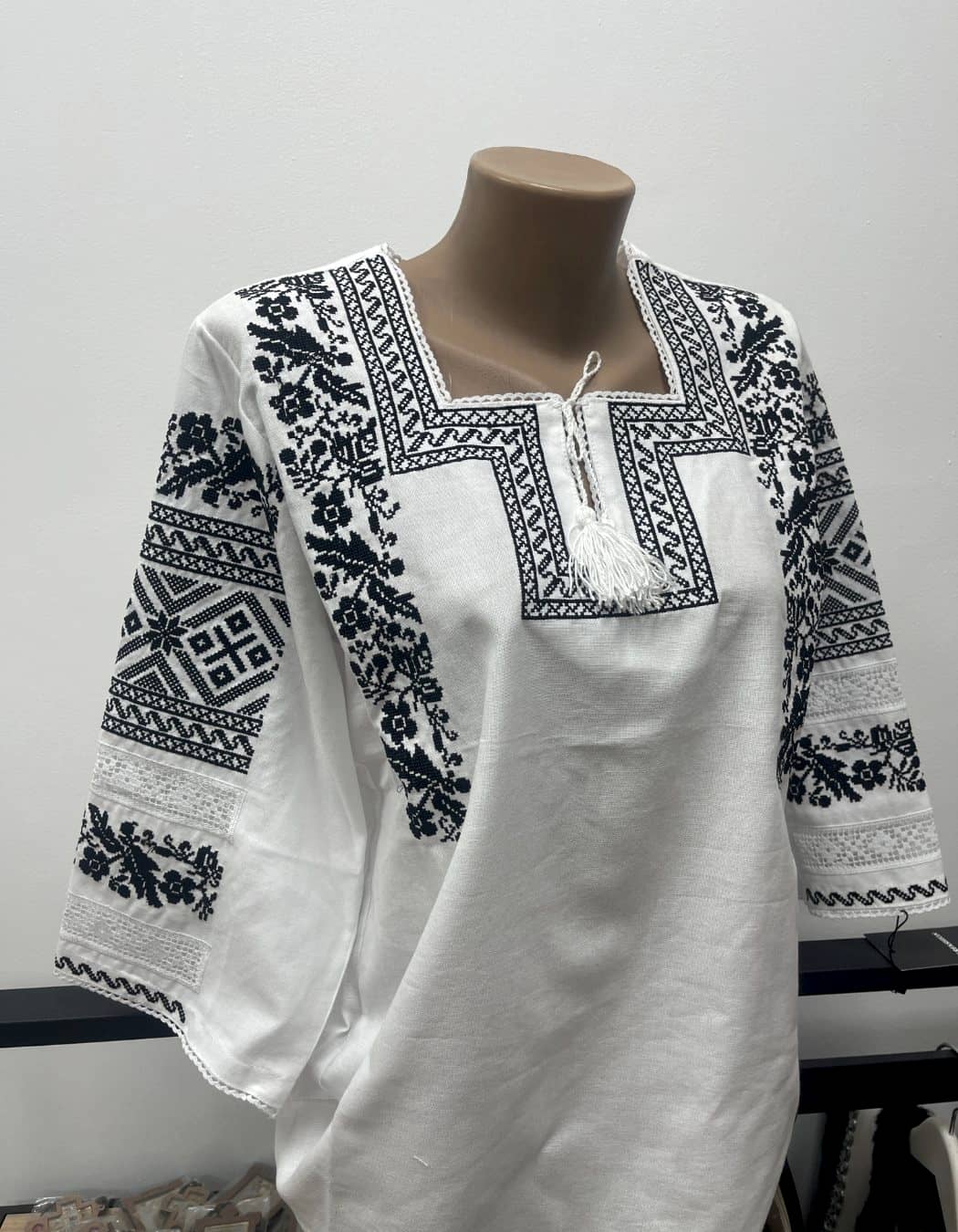 Ie tradițională damă cu broderie neagră și ajur, din bumbac natural