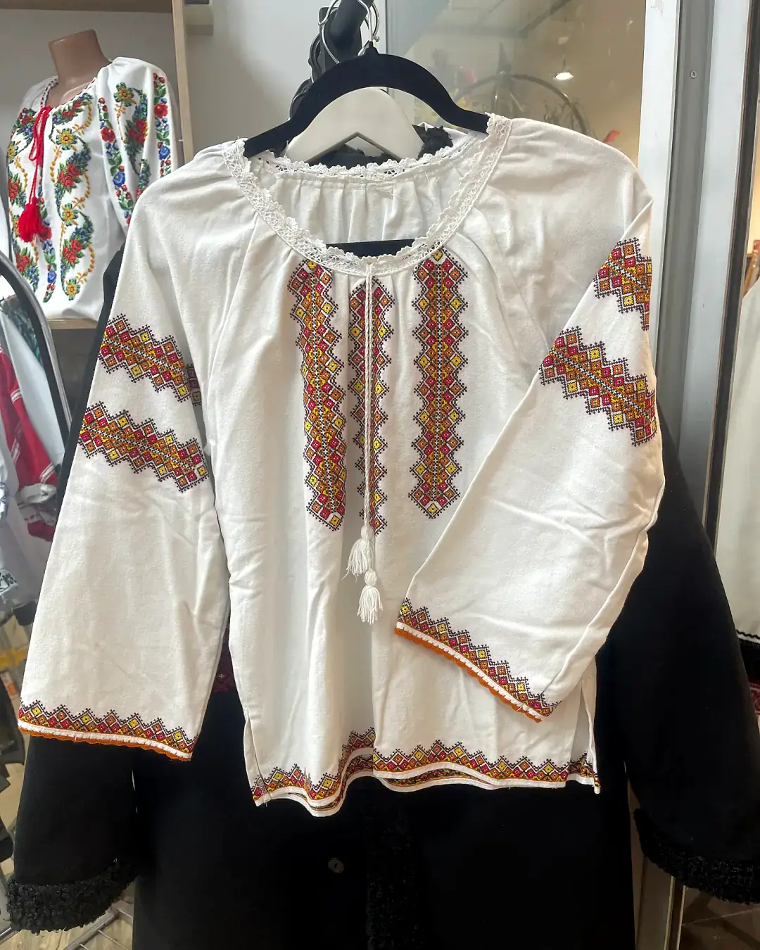 Bluză albă pentru copii cu broderie maro tradițională