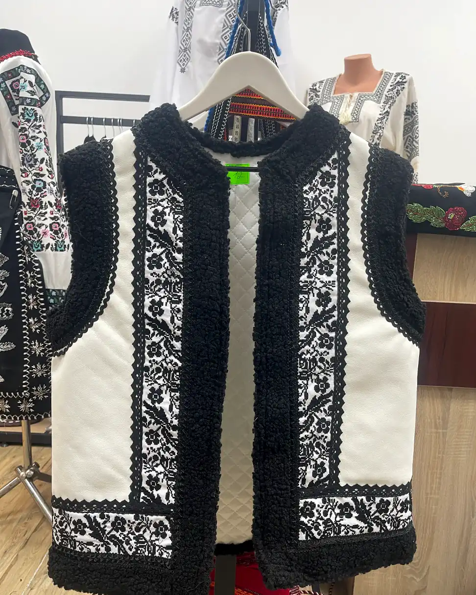 Bundiță / vestă tradițională cu broderie neagră lată la mașină