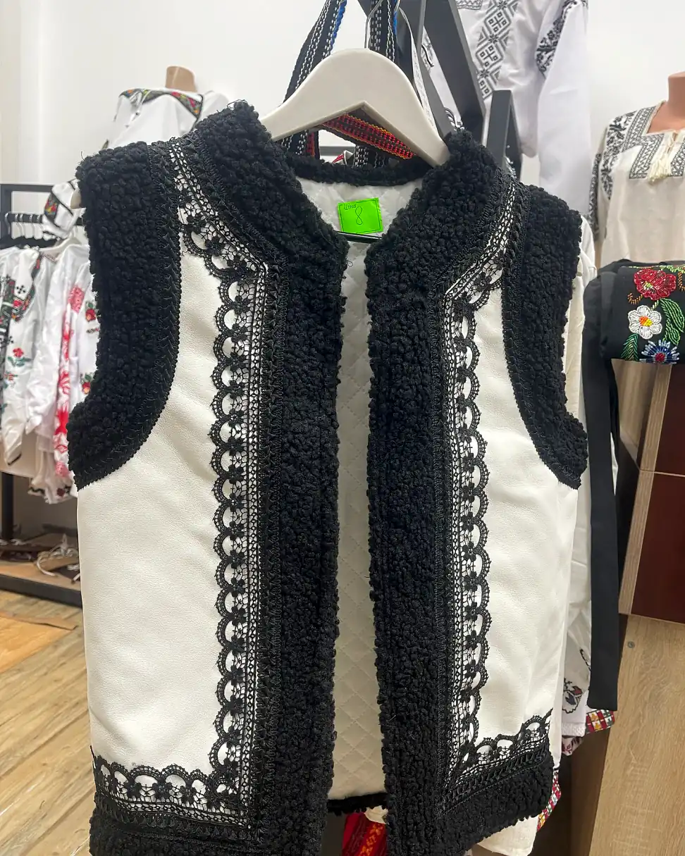 Bundiță / vestă tradițională cu dantelă aplicată neagră