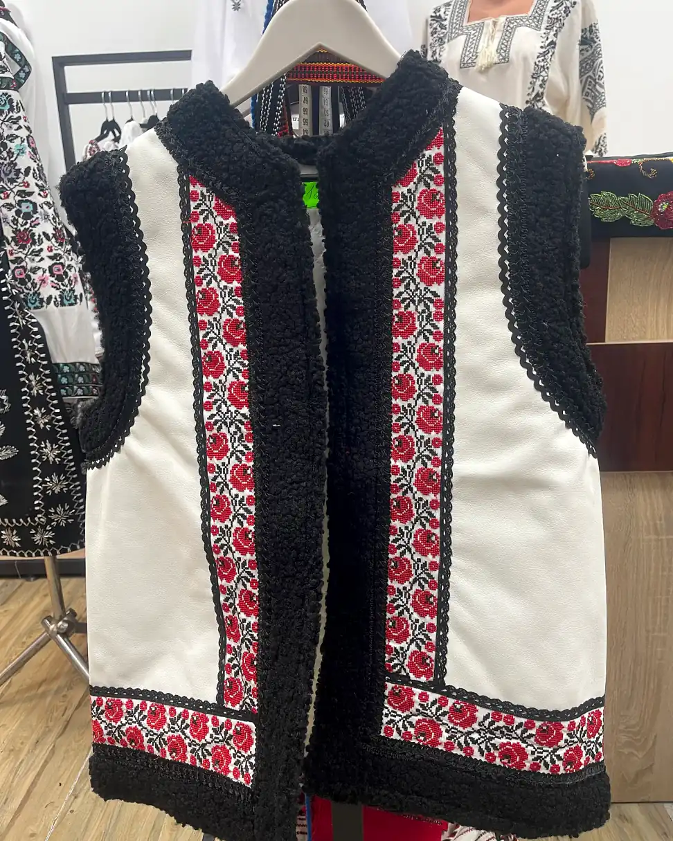 Bundiță / vestă tradițională albă cu broderie florală roșie la mașină