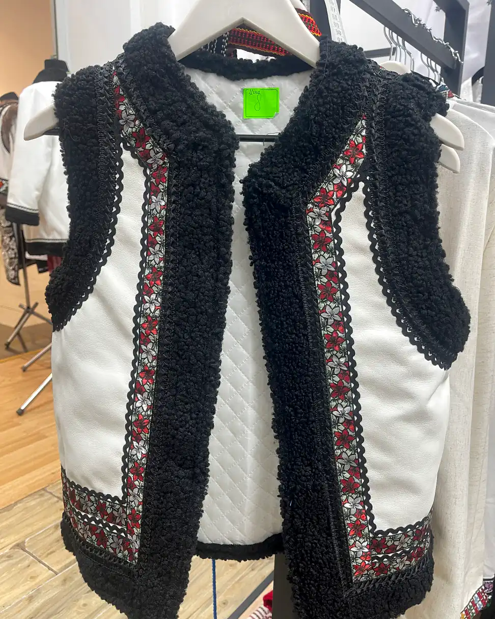 Bundiță / vestă tradițională cu margine neagră și motiv roșu-negru