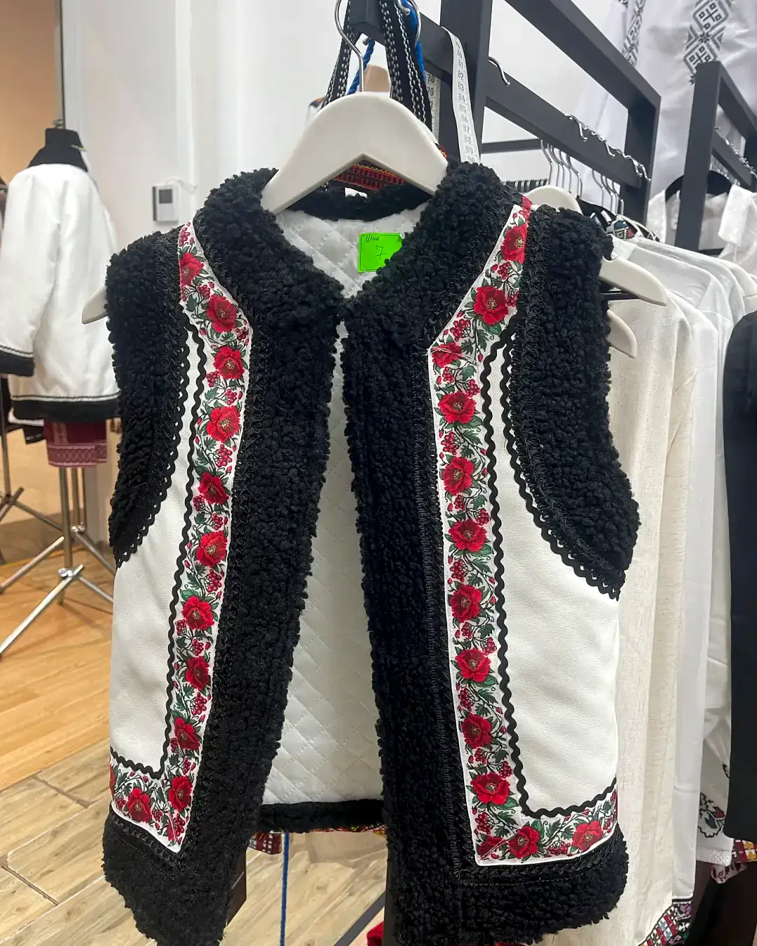 Bundiță / vestă tradițională cu flori roșii și margine neagră