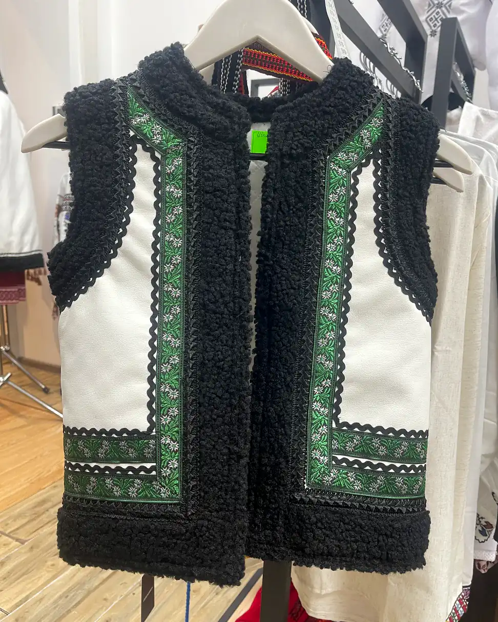 Bundiță / vestă tradițională cu motiv verde și margine neagră
