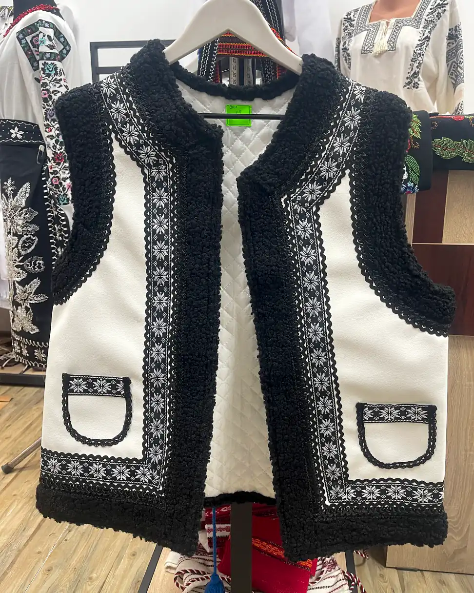 Bundiță / vestă tradițională cu buzunare și bordură neagră decorativă