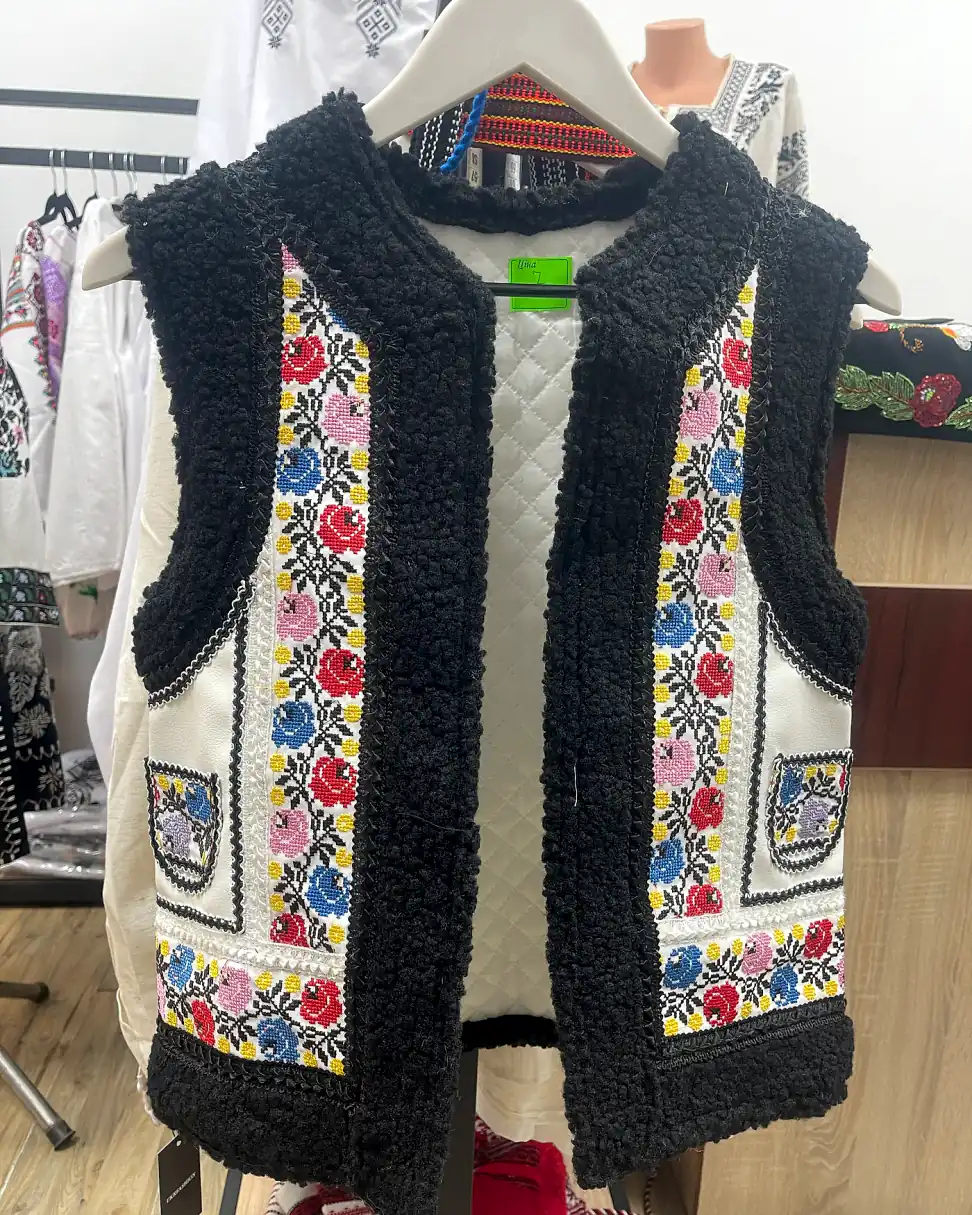 Bundiță tradițională damă cu flori multicolore, broderie florală la mașină