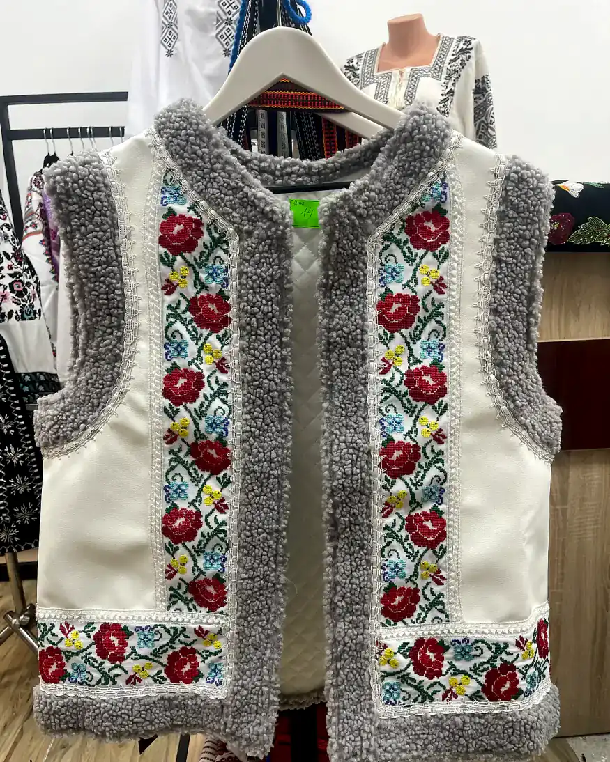 Vestă tradițională damă gri cu motiv floral multicolor, brodată la mașină