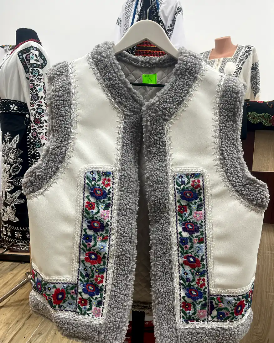 Bundiță / vestă tradițională cu flori colorate și broderie la mașină