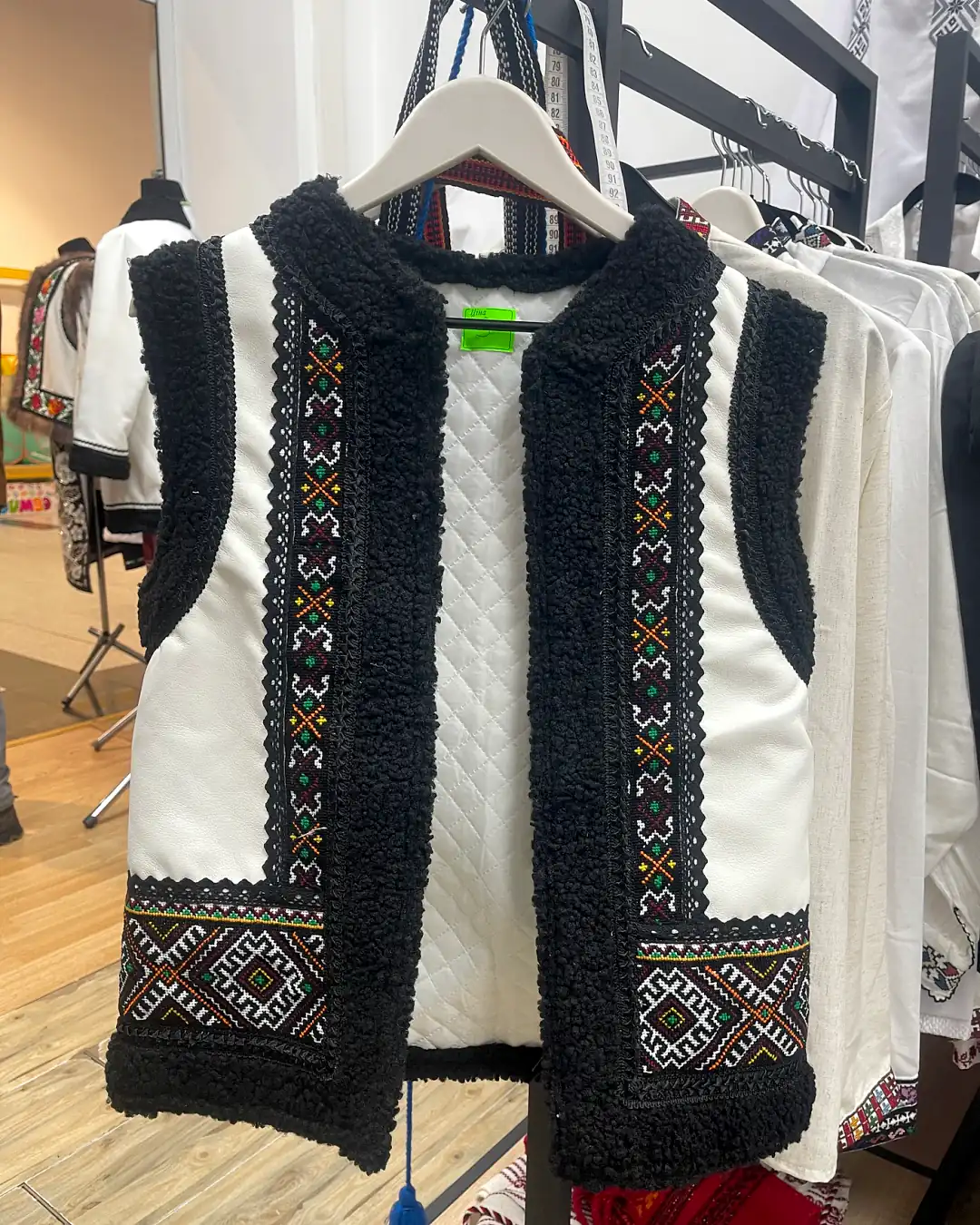 Bundiță / vestă tradițională albă cu model geometric negru, lucrată manual