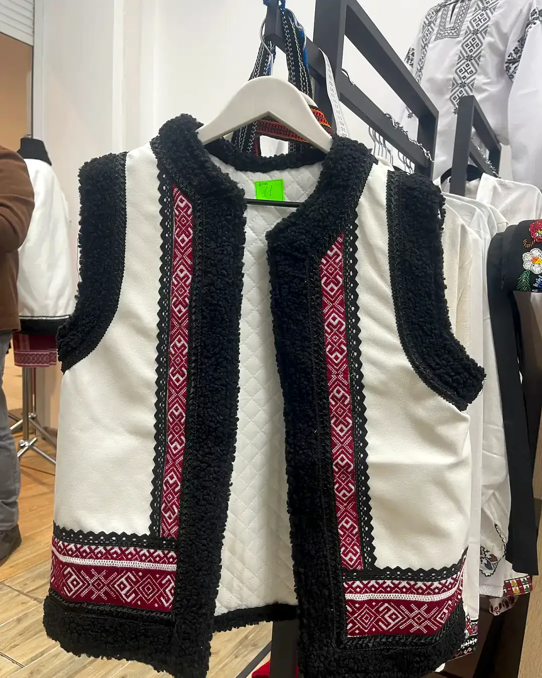 Bundiță / vestă tradițională lucrată manual cu motiv bordo