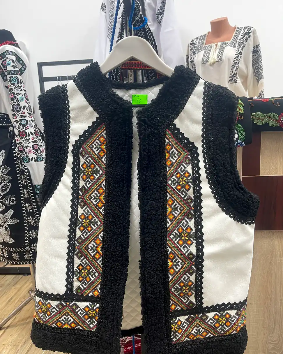 Bundiță / vestă tradițională damă cu motiv geometric auriu-negru, lucrată manual