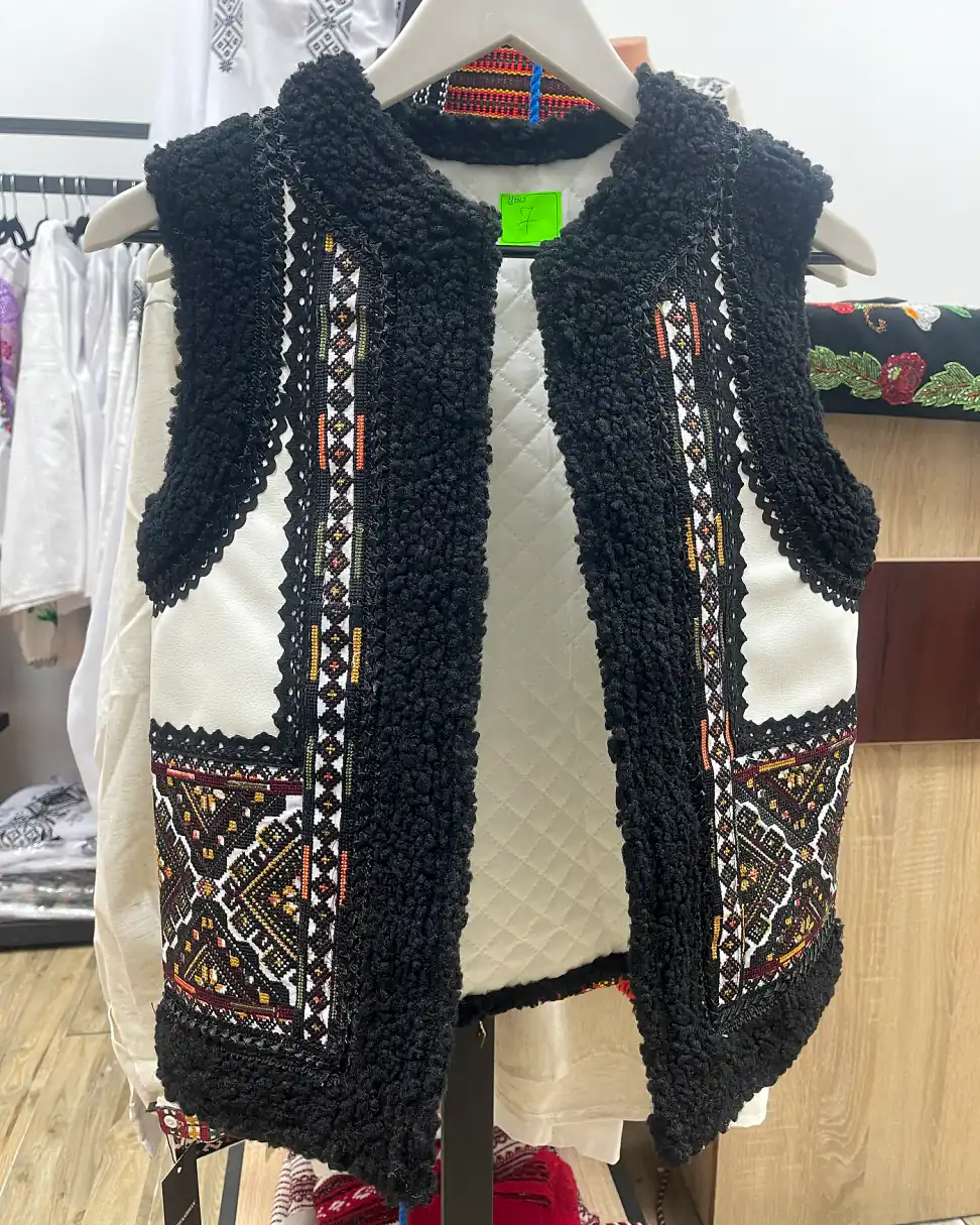 Vestă tradițională damă cu motiv geometric maro-auriu, brodată la mașină