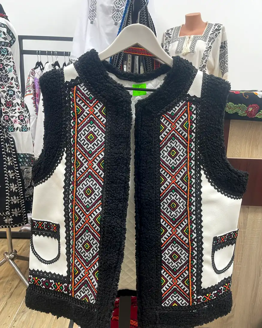 Bundiță / vestă tradițională brodată manual cu motiv maro-negru