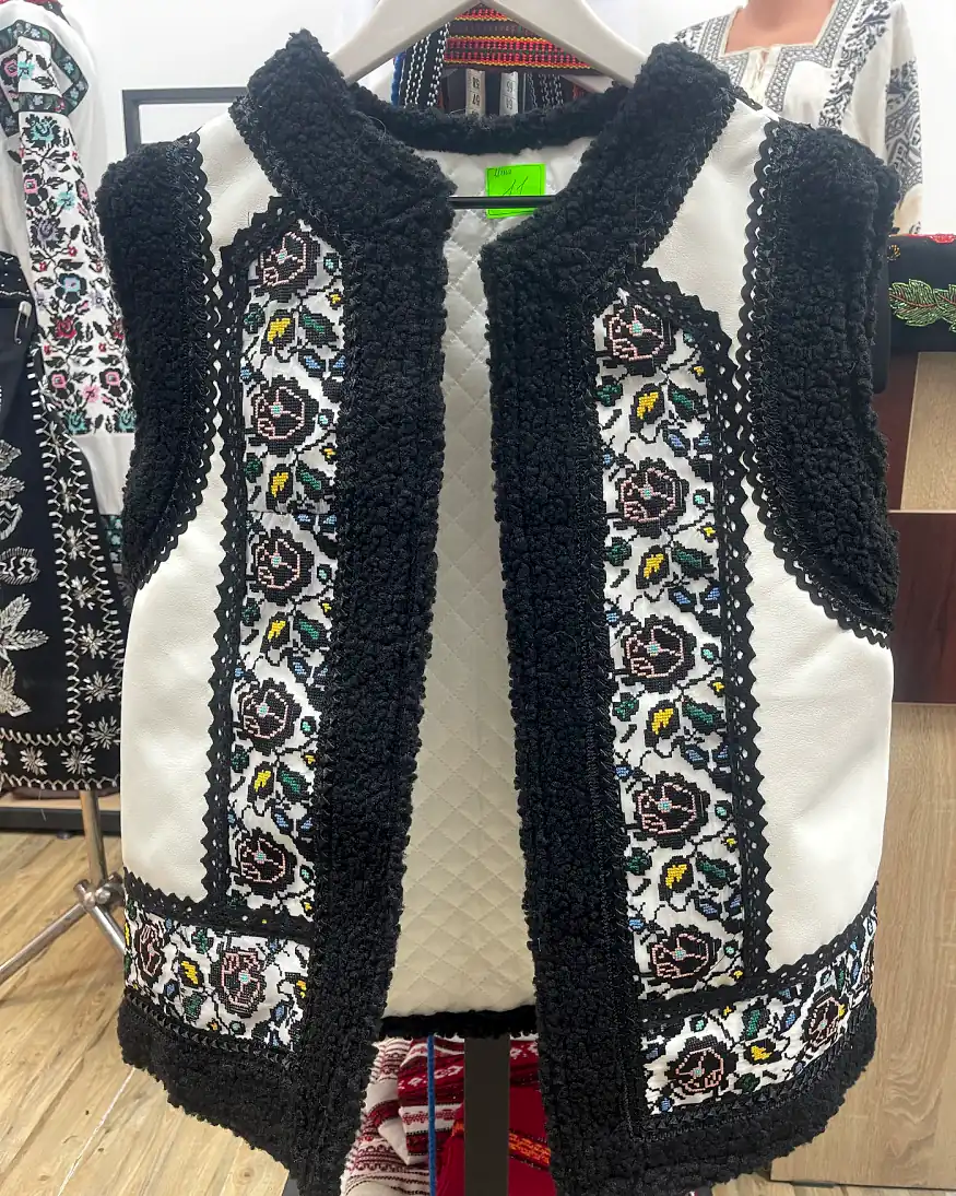 Vestă tradițională damă cu motiv negru-auriu, brodată la mașină