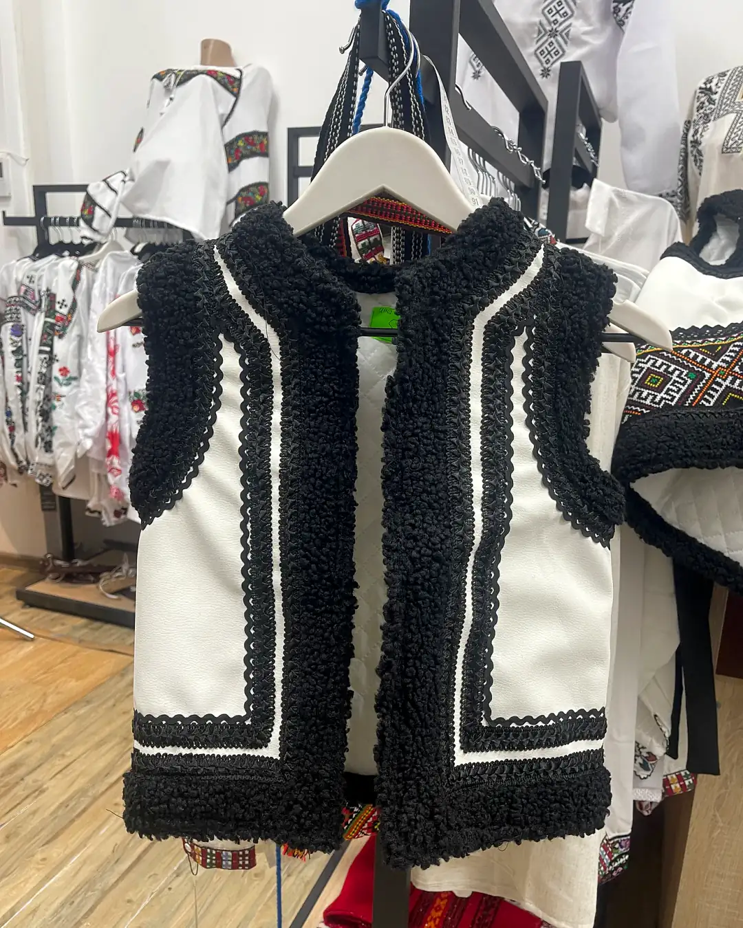 Bundiță / vestă tradițională alb-negru cu bordură neagră