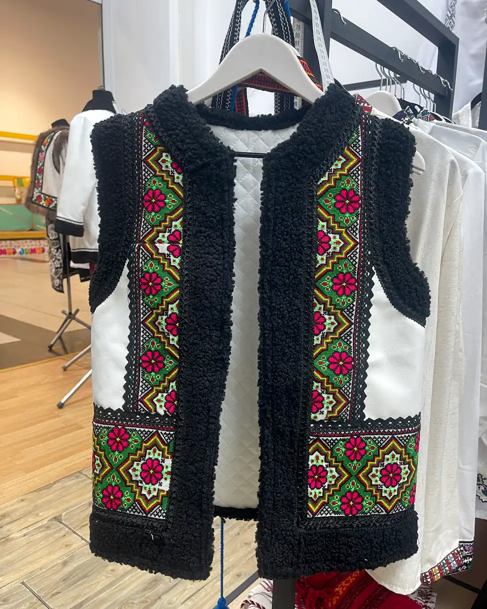 Bundiță / vestă tradițională cu romburi colorate și margine neagră