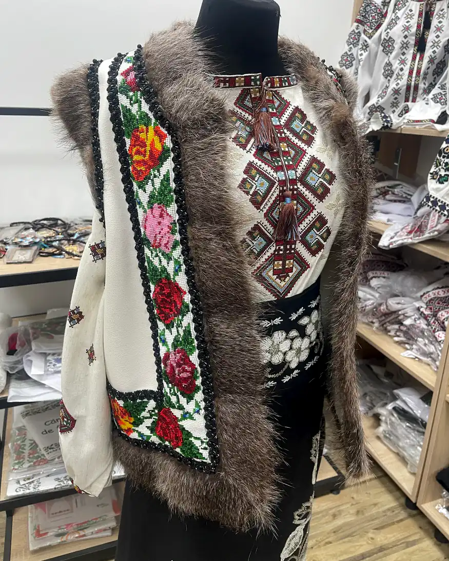 Bundiță / vestă tradițională damă din blană naturală, brodată manual cu mărgele