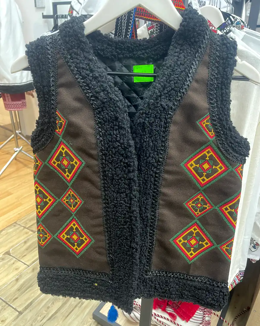 Bundiță / vestă maro cu broderie portocalie la mașină
