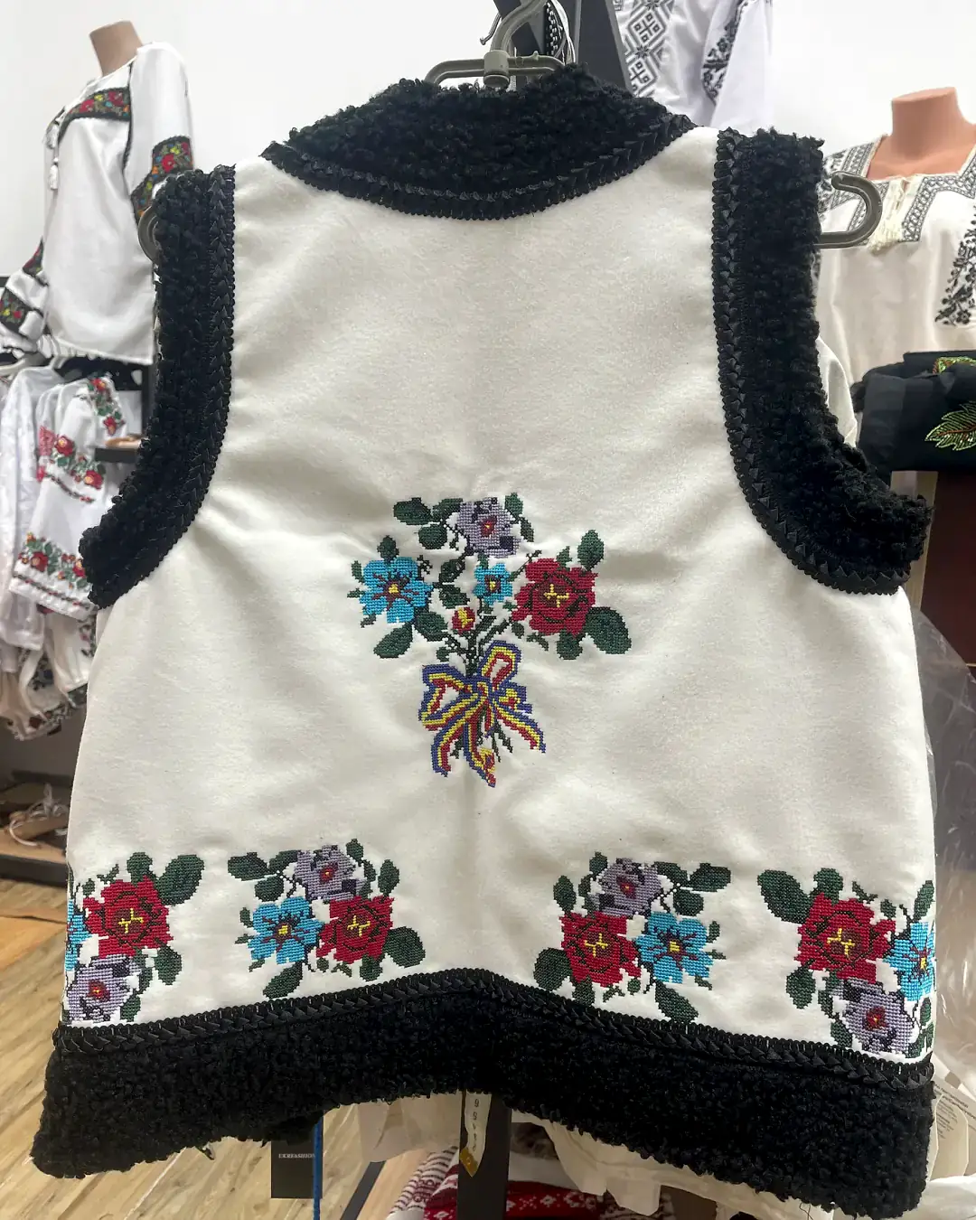 Vestă tradițională damă neagră cu motive florale multicolore, brodată la mașină