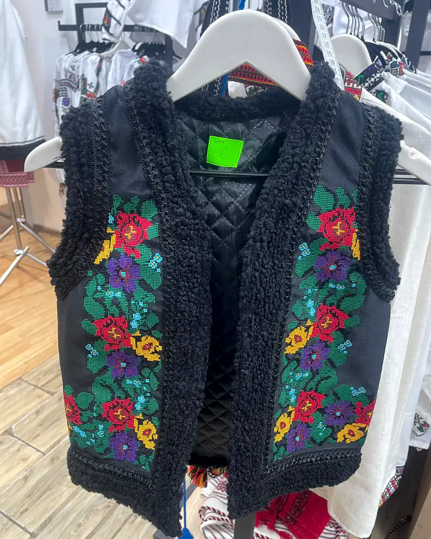 Bundiță neagră cu flori colorate