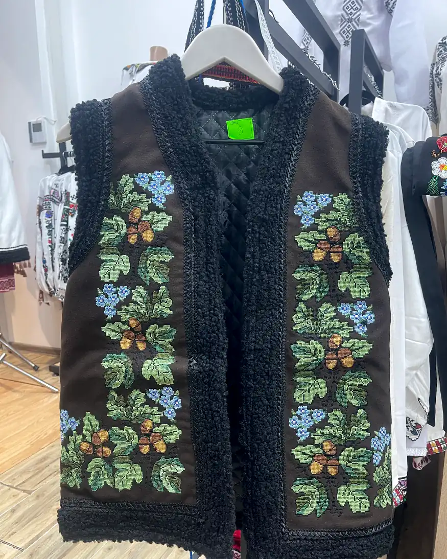 Bundiță / vestă neagră cu flori verzi brodate la mașină