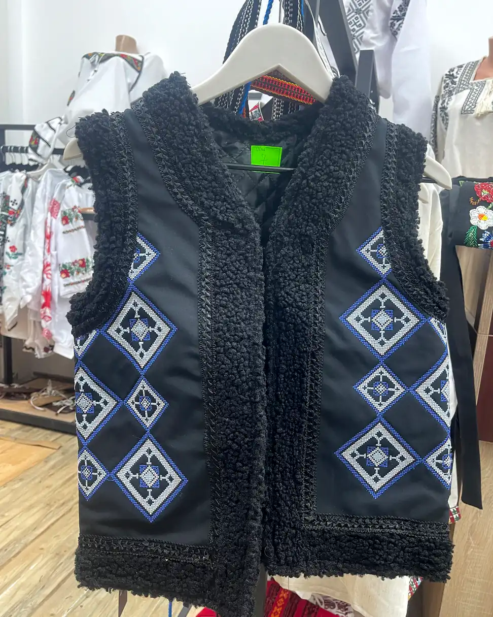 Bundiță / vestă neagră cu motiv alb-albastru în stil tradițional