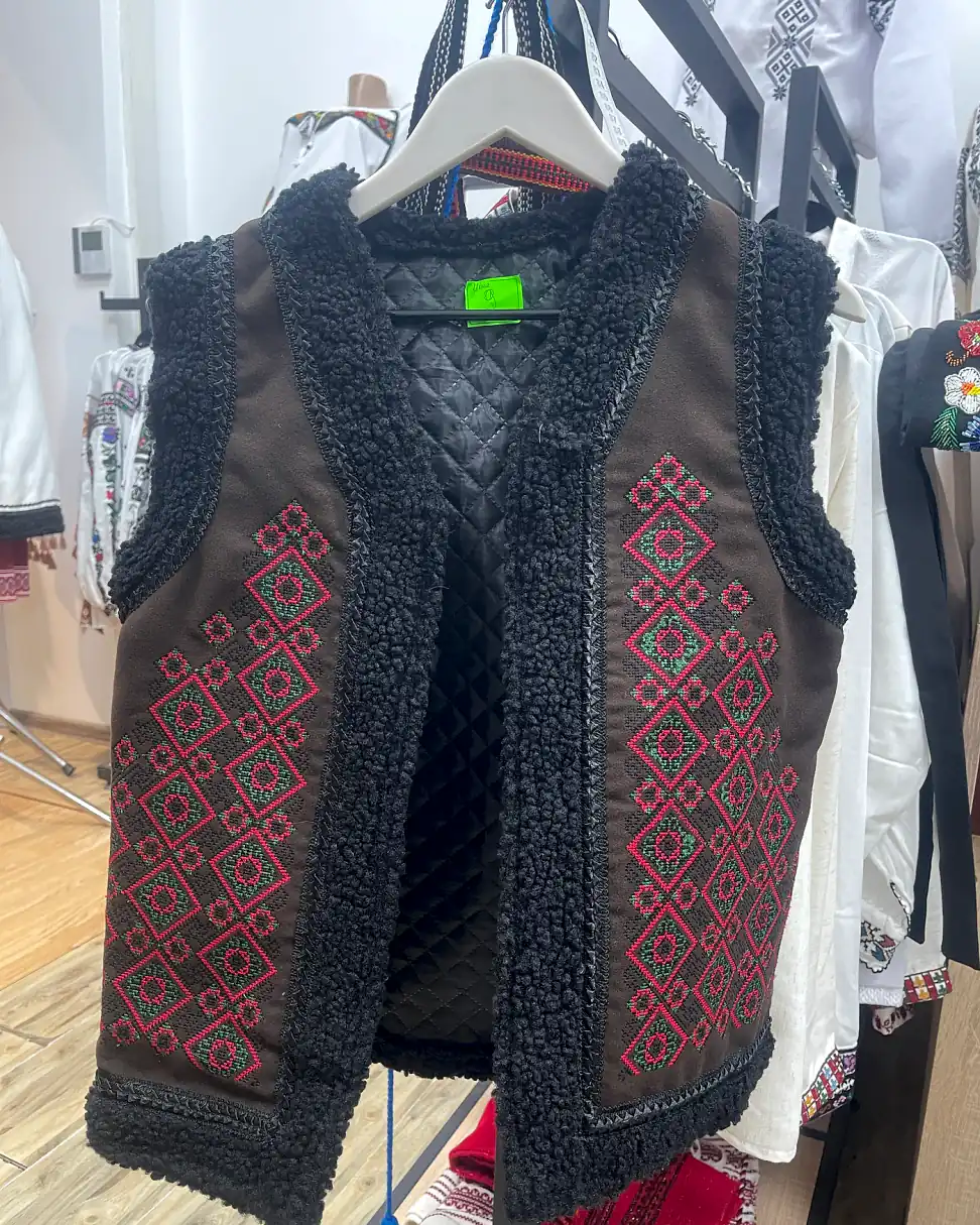Bundiță / vestă neagră cu motiv bordo în stil tradițional