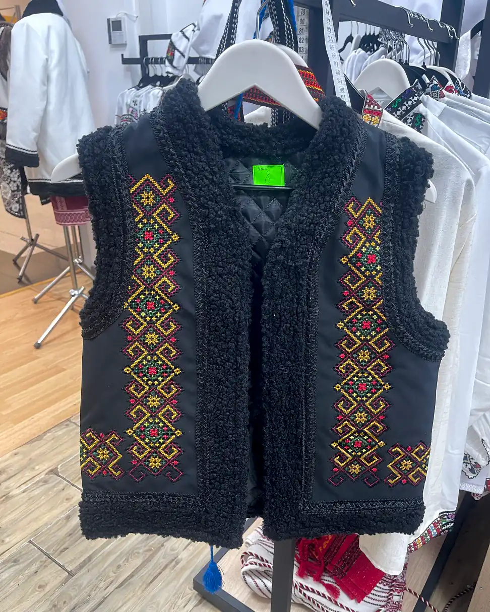 Bundiță / vestă neagră în stil tradițional cu motiv portocaliu