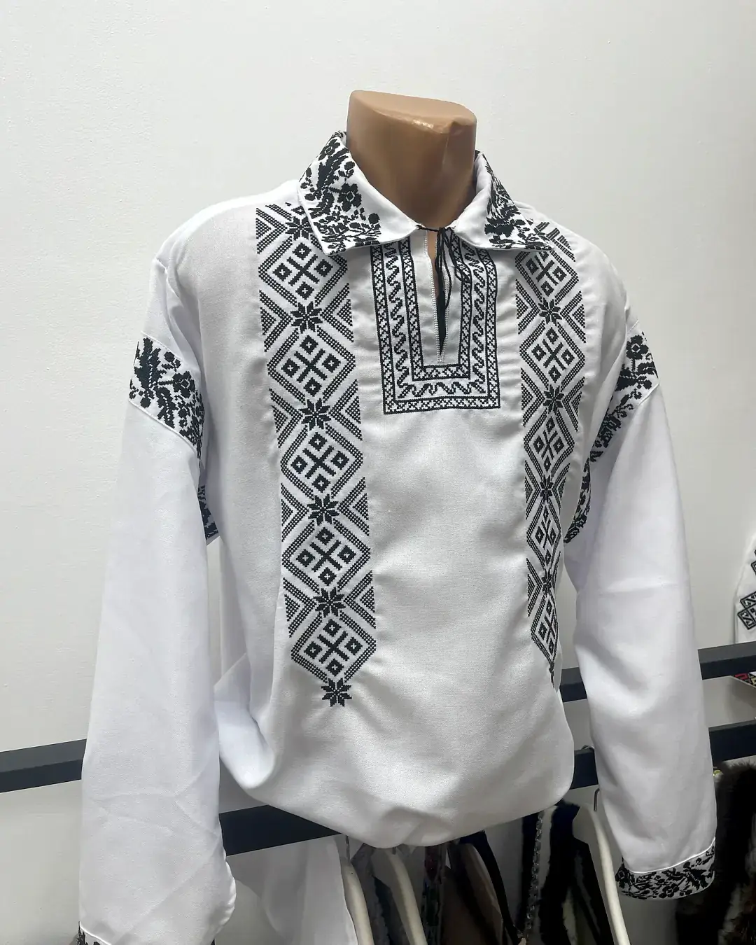 Cămașă tradițională bărbați din bumbac dens cu broderie geometrică neagră la mașină