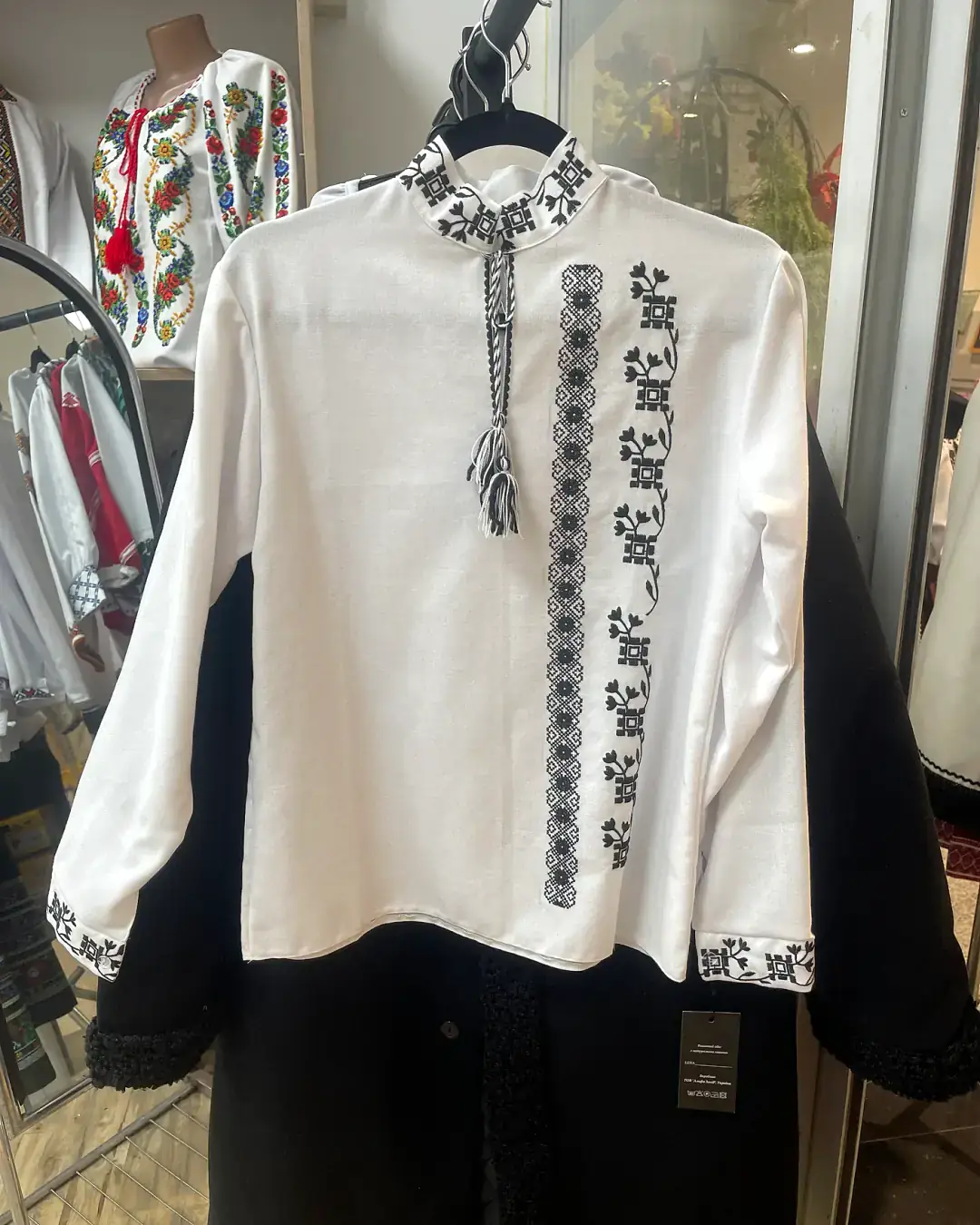 Ie albă pentru copii cu broderie neagră tradițională
