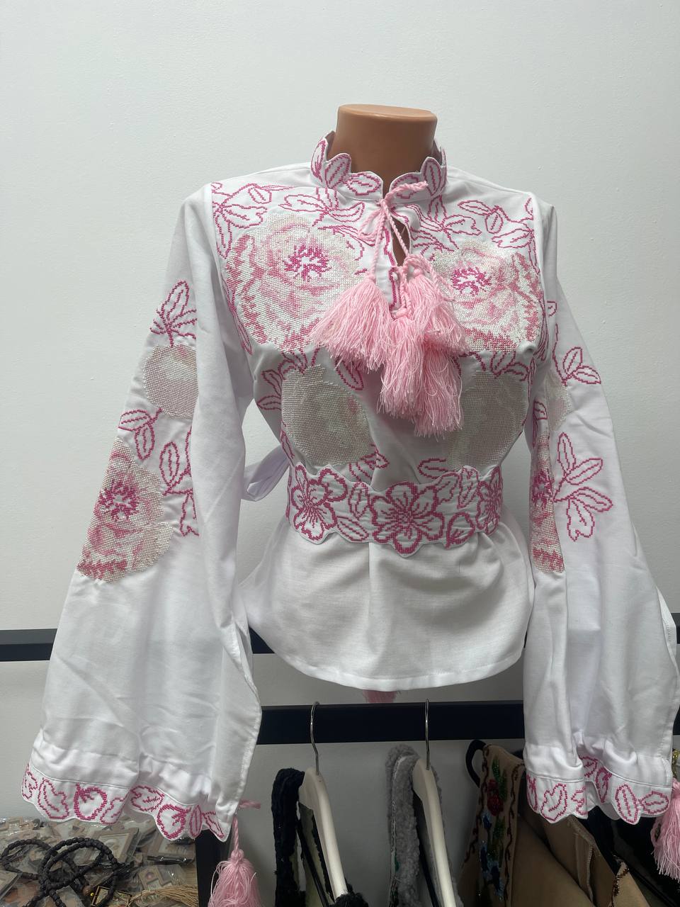 Ie tradițională damă cu broderie florală roz, din bumbac natural