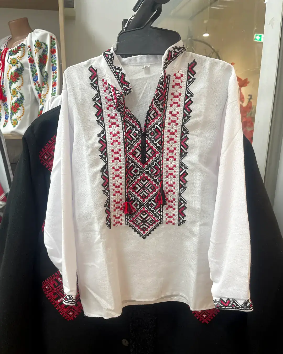 Cămașă tradițională albă pentru băieți cu motiv geometric roșu-negru