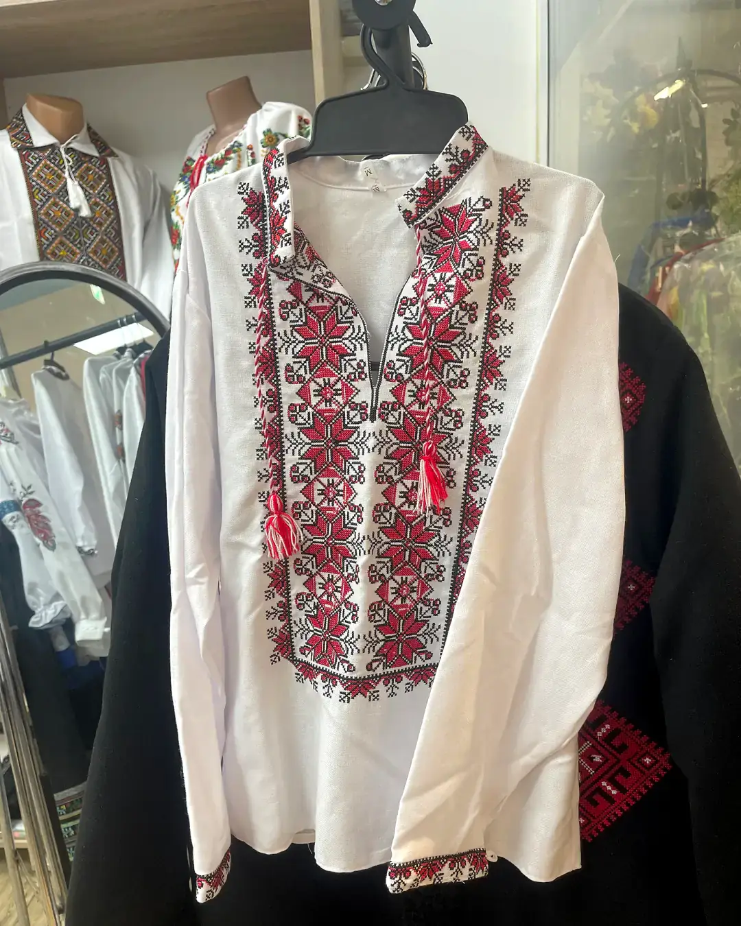 Cămașă tradițională pentru băieți cu broderie roșie și neagră