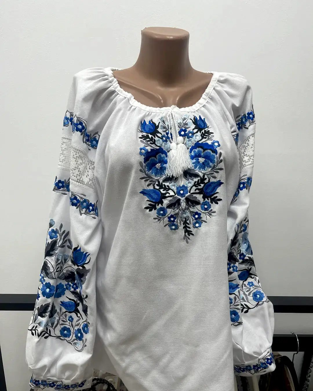 Ie tradițională damă cu broderie florală albastră, din bumbac