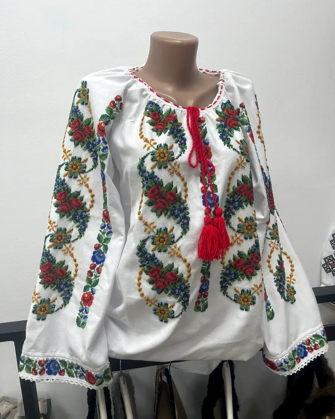 Ie tradițională damă cu broderie florală multicoloră și mărgele