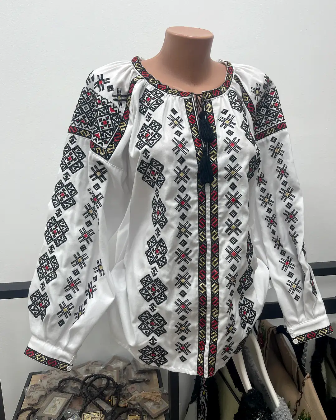 Ie damă din bumbac cu broderie geometrică roșu-negru