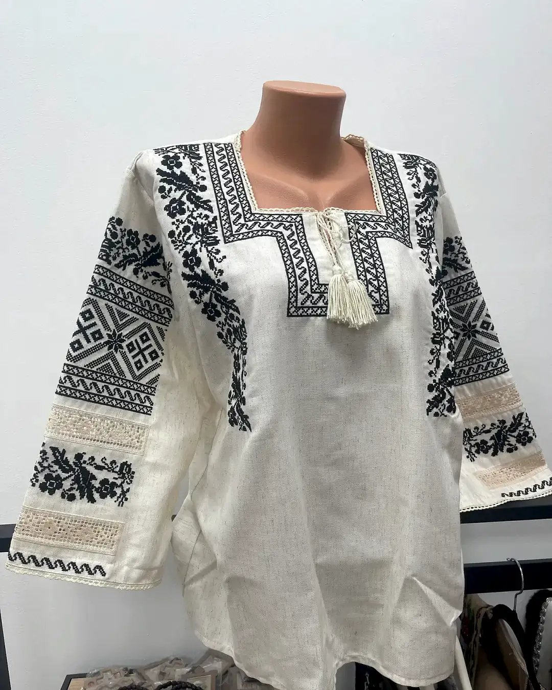 Ie tradițională damă cu broderie geometrică neagră, din bumbac