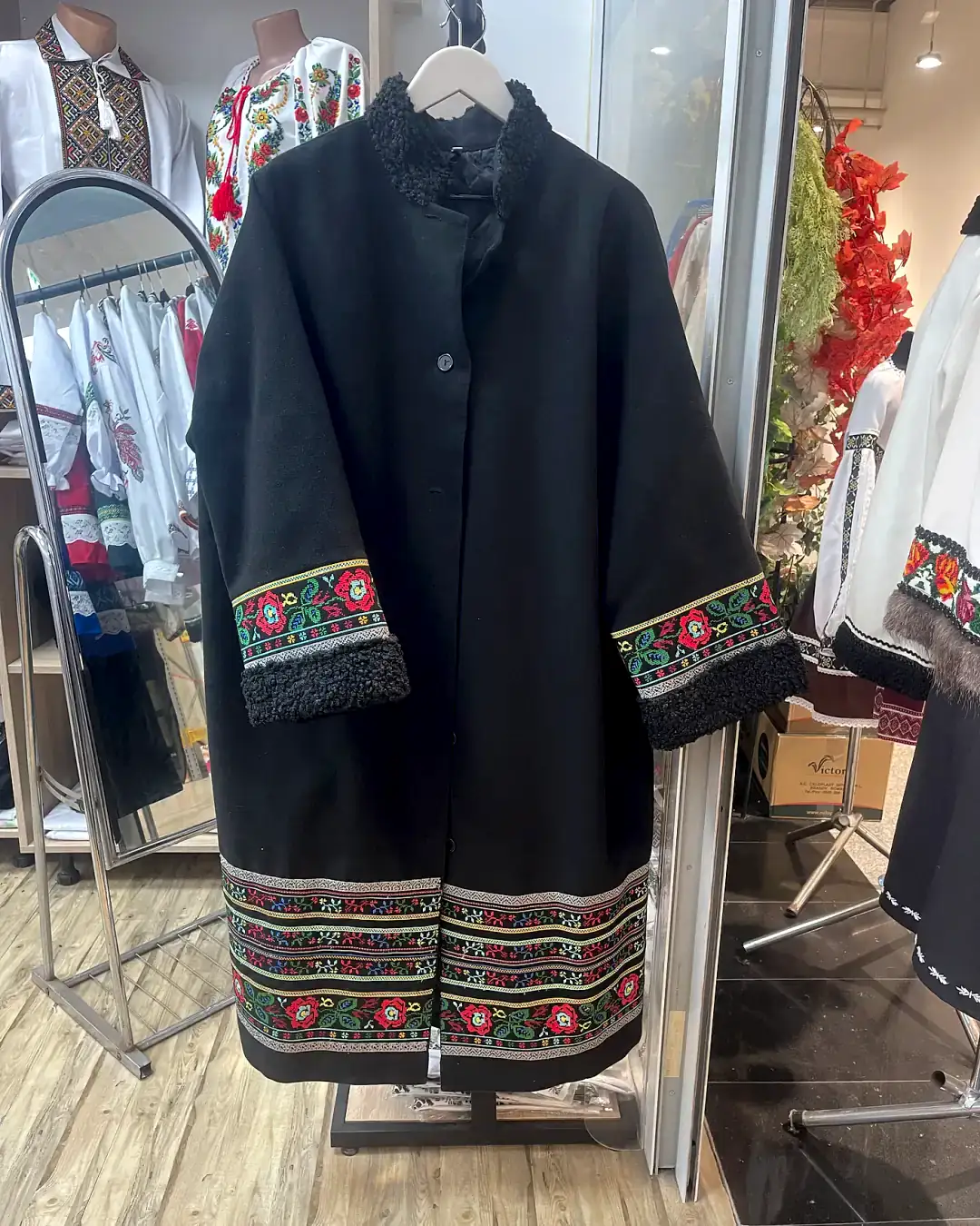 Suman tradițional damă negru cu broderie florală colorată