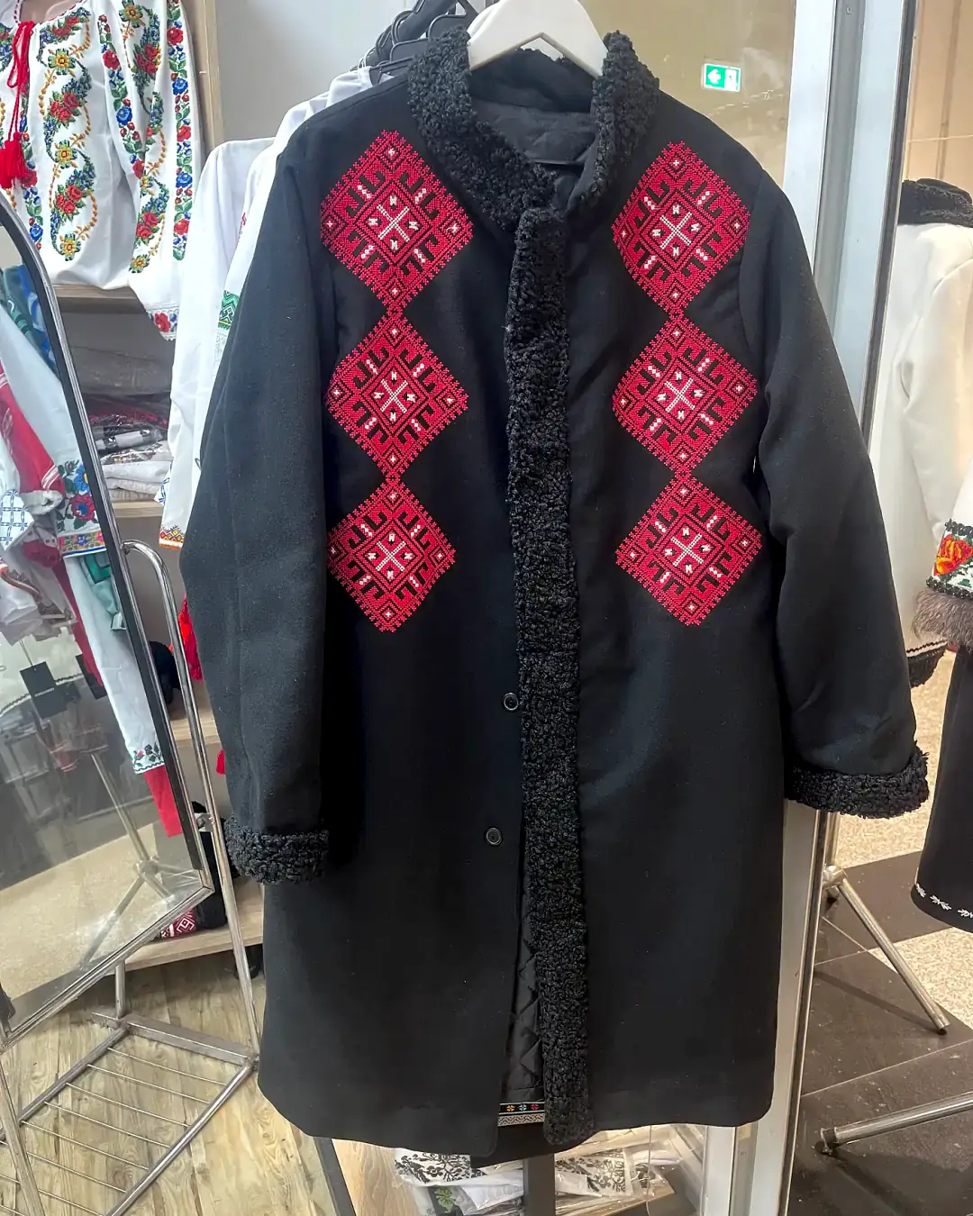 Suman tradițional bărbătesc negru cu broderie geometrică roșie