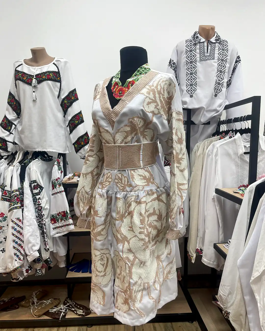 Rochie damă bej brodată în stil tradițional