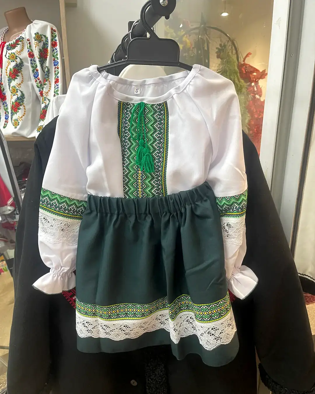Set tradițional verde pentru fetițe cu ie brodată și fustă