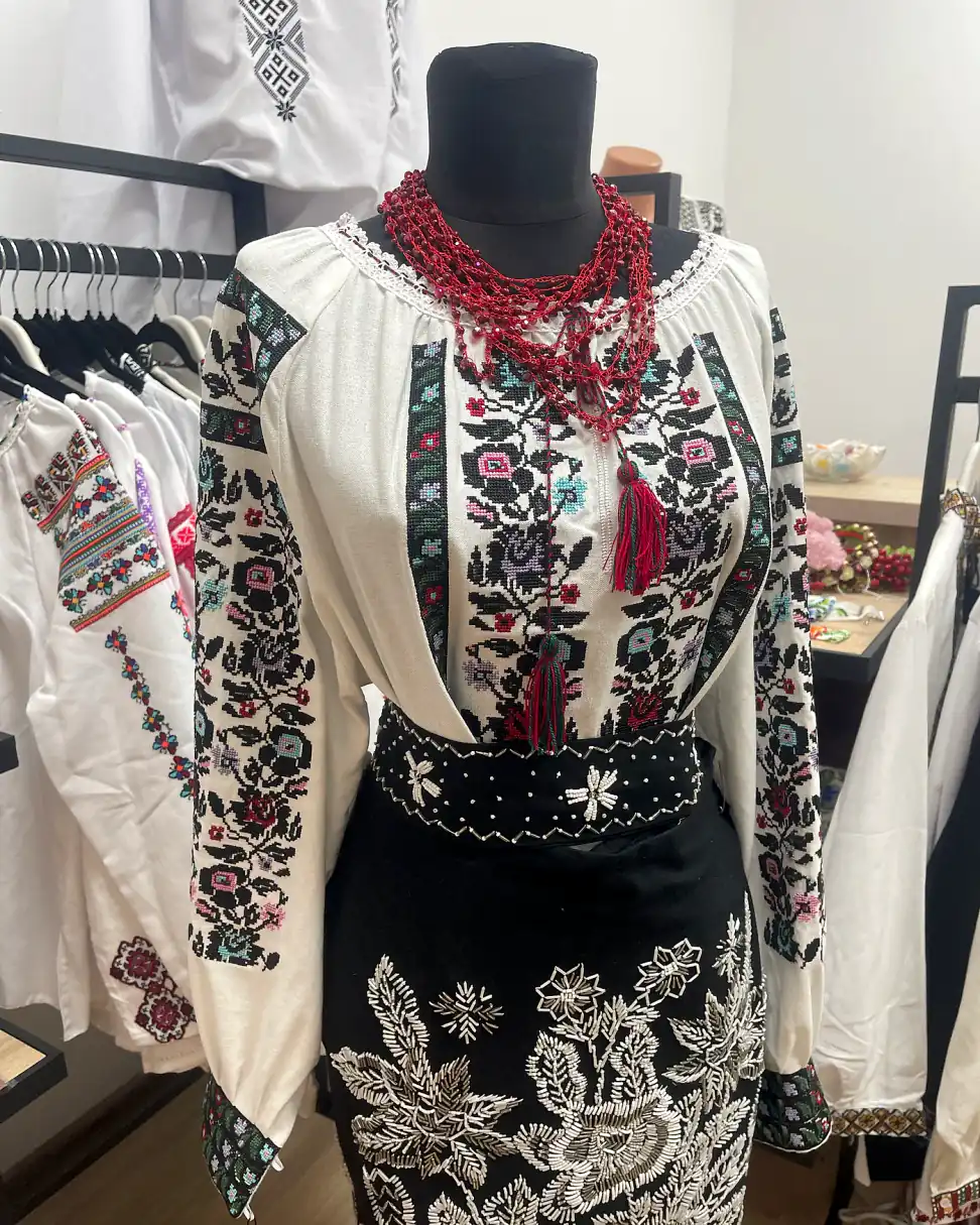 Costum tradițional damă cu ie brodată și catrință neagră cu mărgele