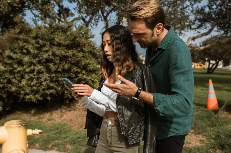 Cuplu în conflict după descoperirea unui mesaj pe telefon