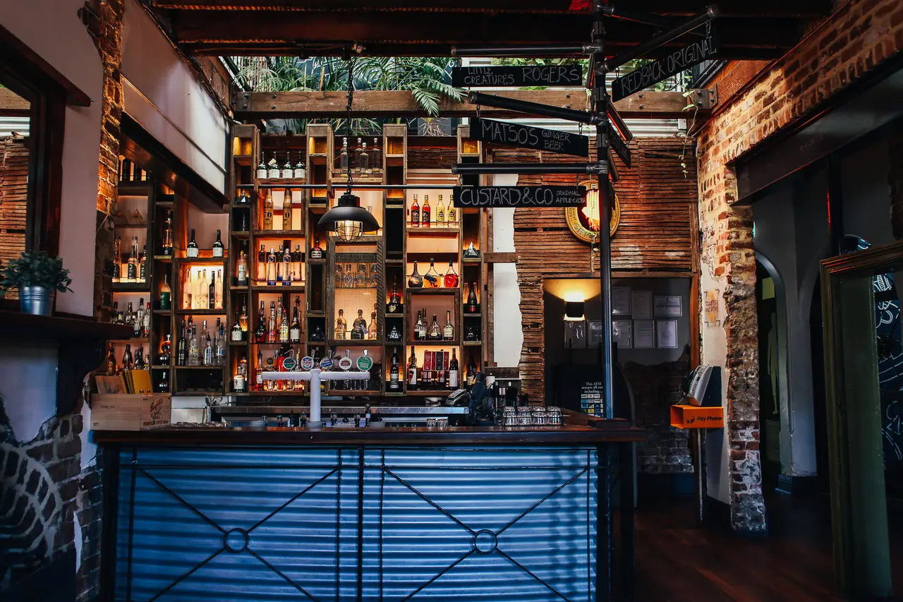 Bar (local)